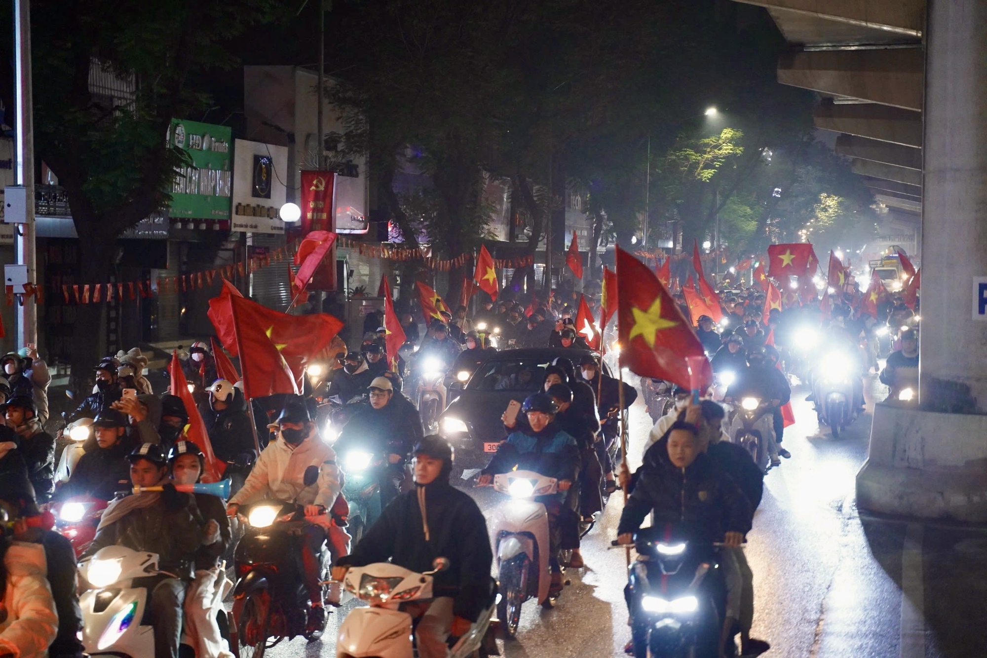Hình ảnh người dân xuống đường mừng chiến thắng của U23 Việt Nam- Ảnh 11.