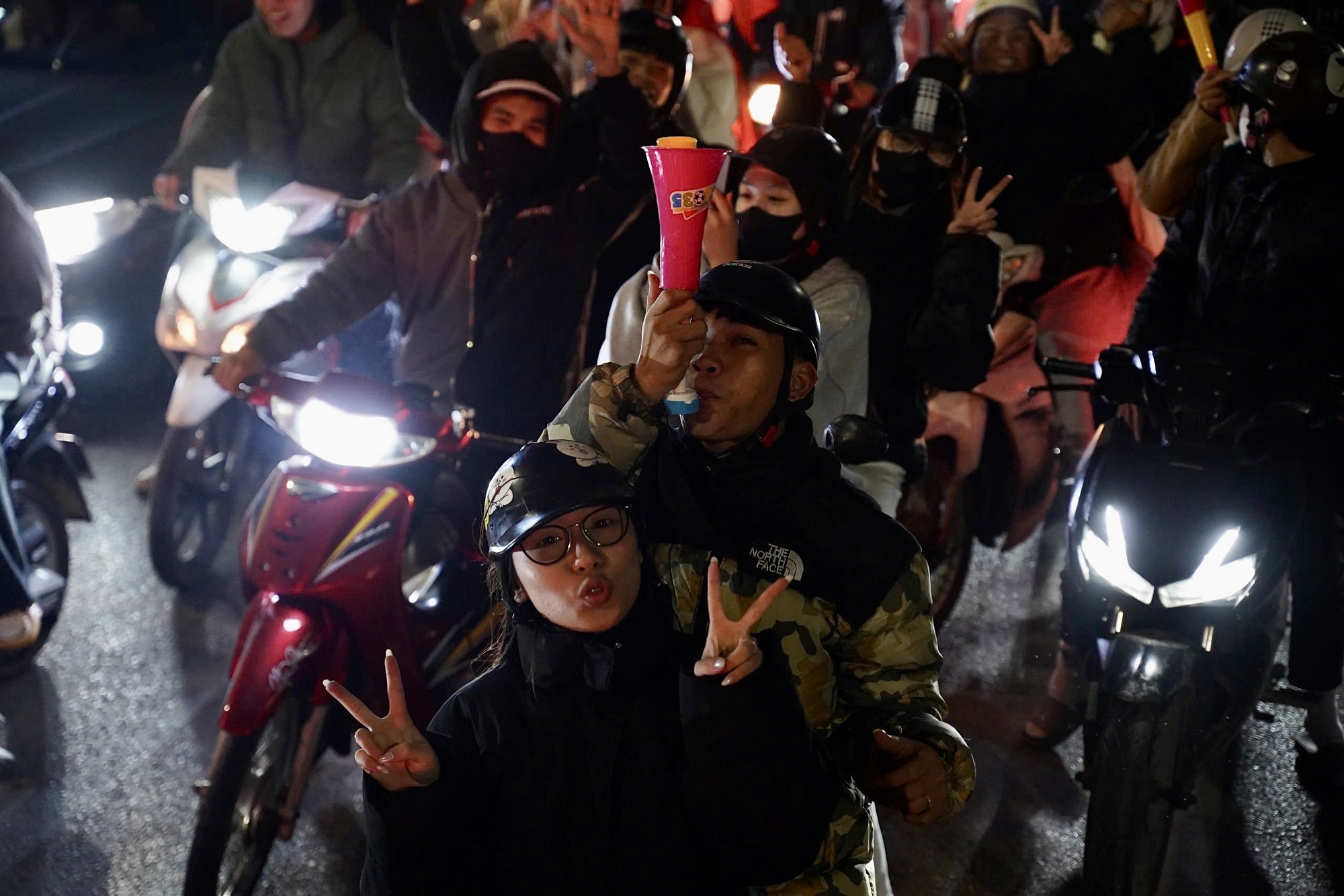 Hình ảnh người dân xuống đường mừng chiến thắng của U23 Việt Nam- Ảnh 5.