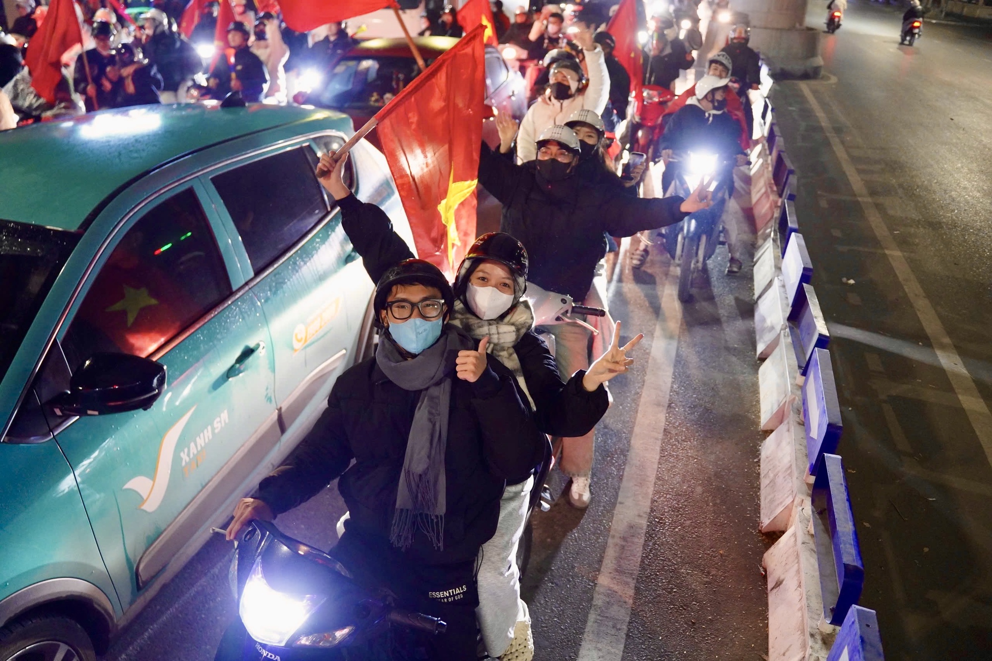 Hình ảnh người dân xuống đường mừng chiến thắng của U23 Việt Nam- Ảnh 6.