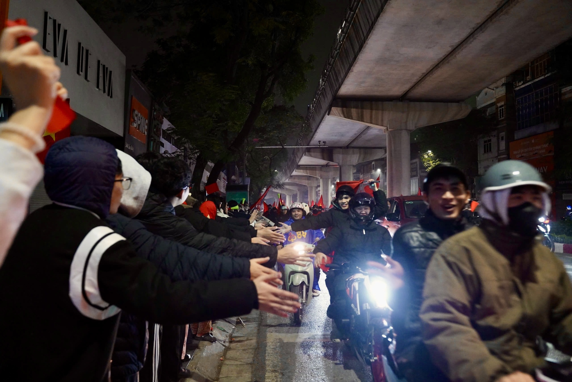 Hình ảnh người dân xuống đường mừng chiến thắng của U23 Việt Nam- Ảnh 8.