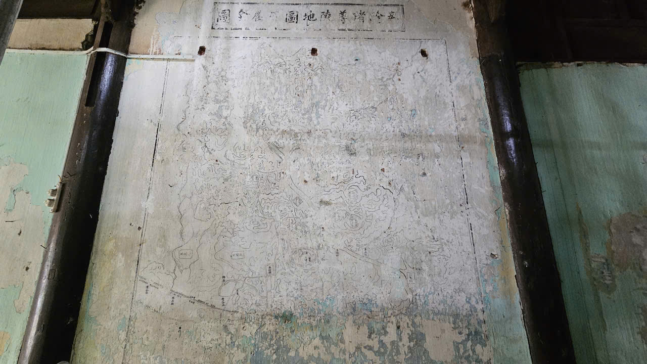 Lộ bức họa nghi bản đồ cổ sau lớp sơn tại di tích Khâm Thiên Giám- Ảnh 2.