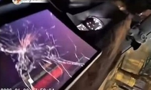 Người đàn ông hành hung tài xế vì bị nhắc không hút thuốc đã trình diện công an- Ảnh 2.