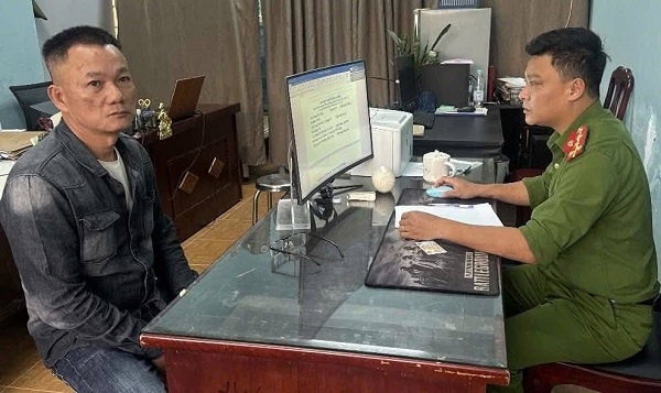 Người đàn ông hành hung tài xế vì bị nhắc không hút thuốc đã trình diện công an- Ảnh 1.