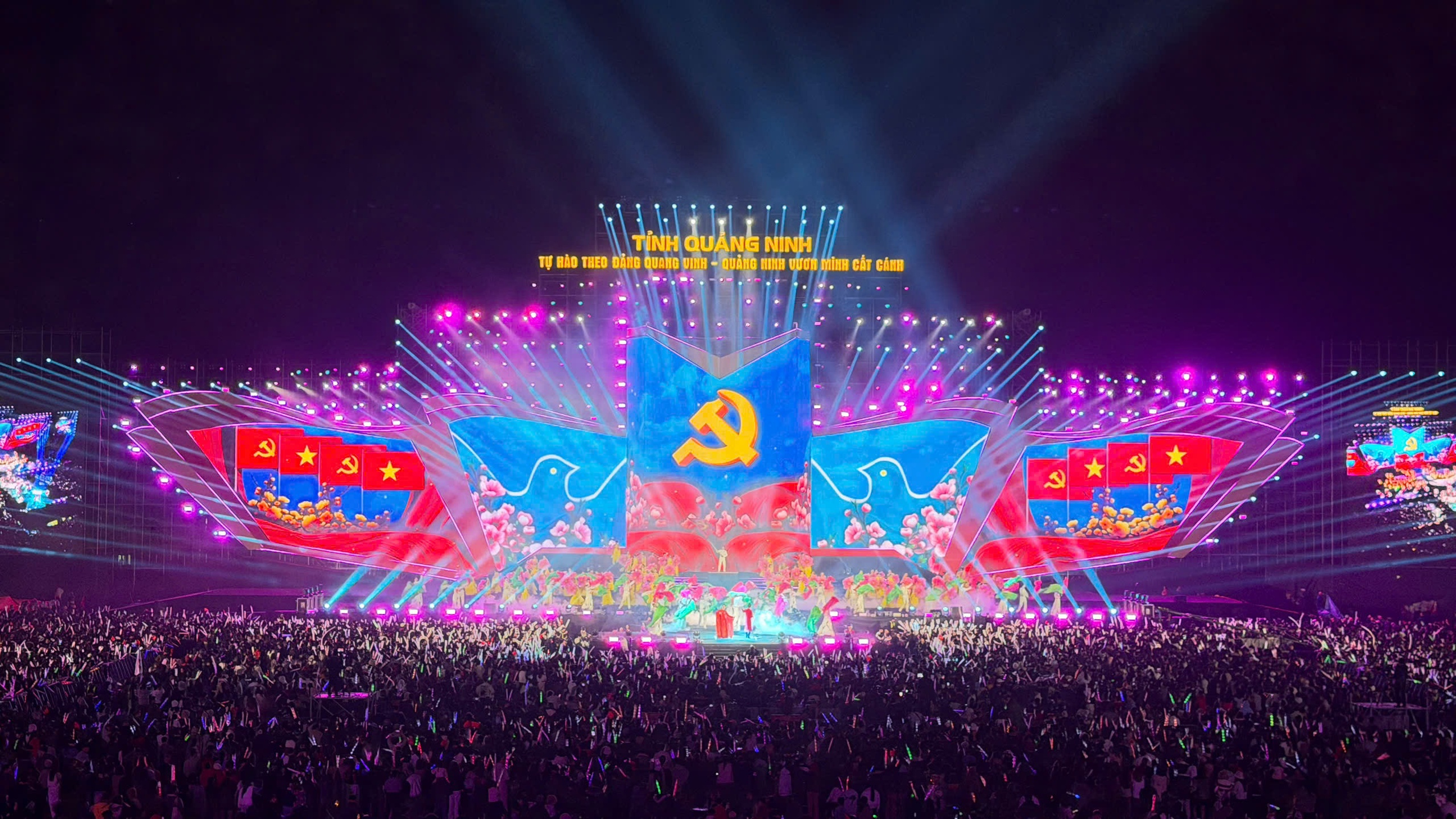 Sân khấu kỷ lục, công nghệ hiện đại tại concert chào mừng thành công Đại hội XIV của Đảng- Ảnh 2.