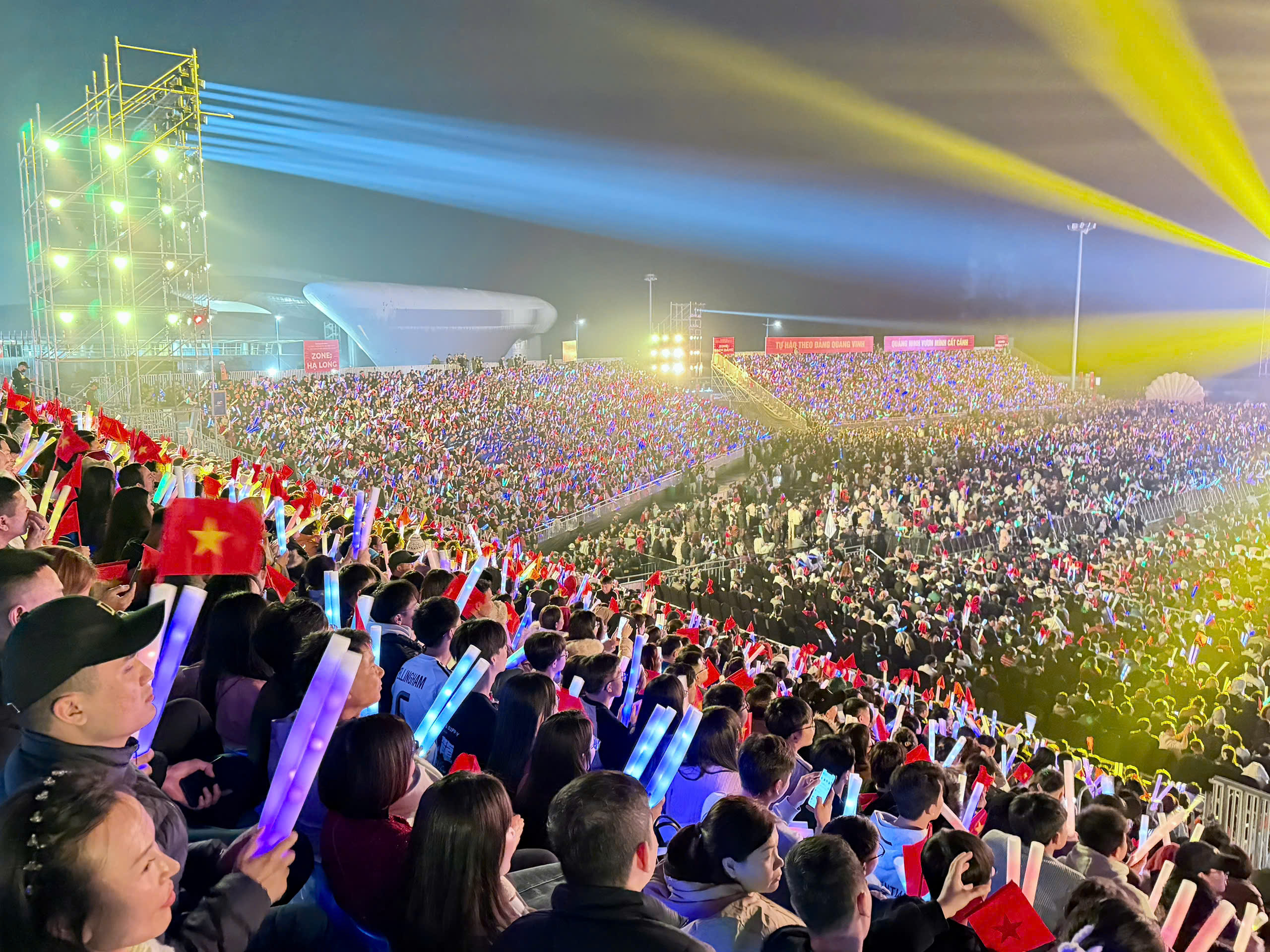 Sân khấu kỷ lục, công nghệ hiện đại tại concert chào mừng thành công Đại hội XIV của Đảng- Ảnh 3.