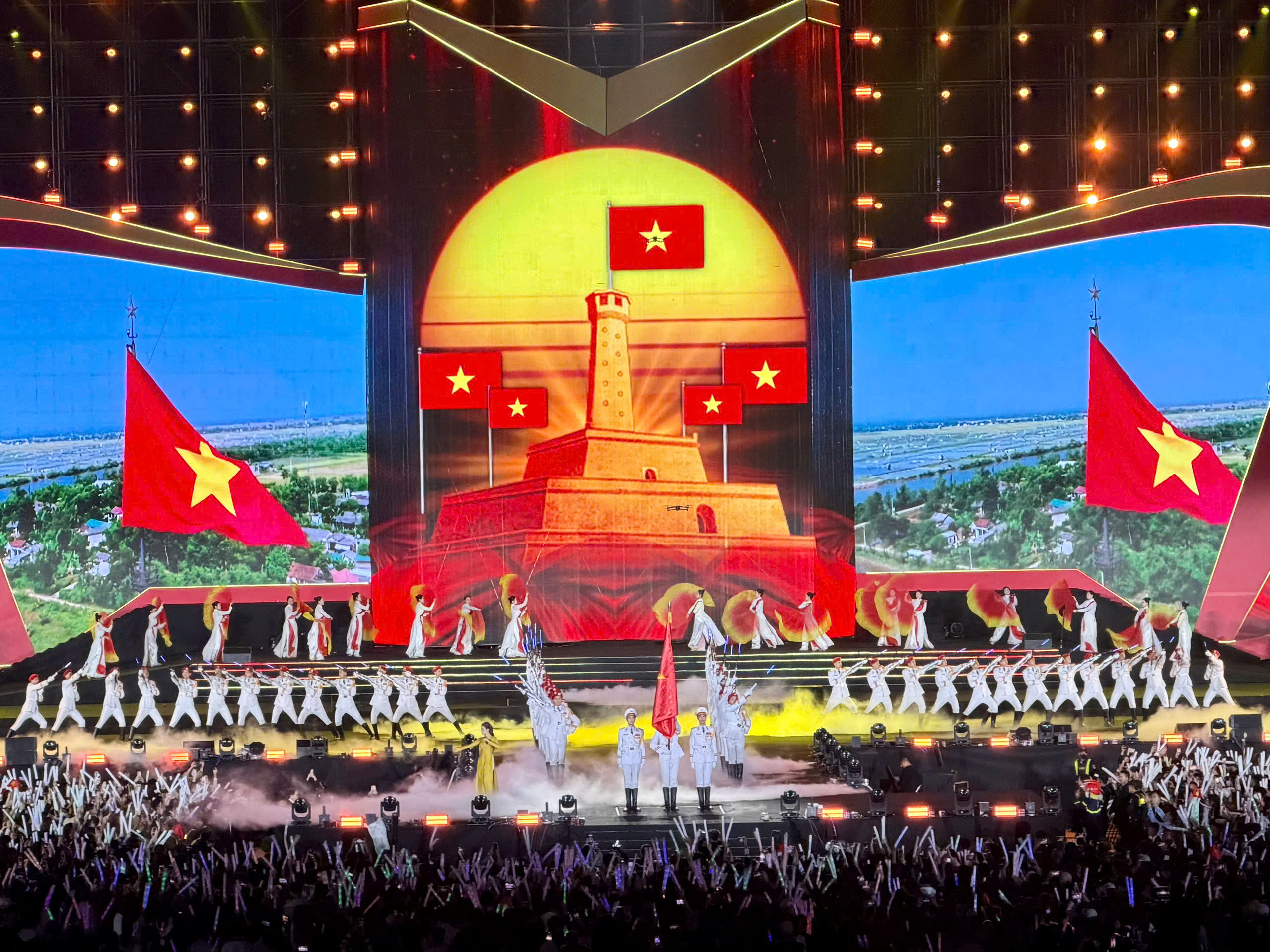 Sân khấu kỷ lục, công nghệ hiện đại tại concert chào mừng thành công Đại hội XIV của Đảng- Ảnh 4.