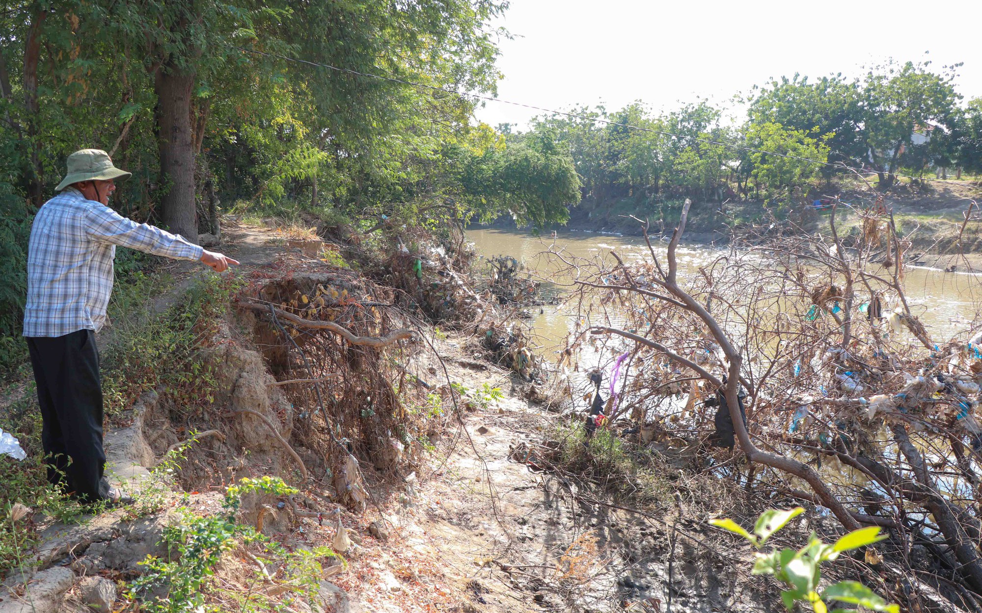 Cảnh báo sạt lở đầu tiên của năm mới ở các tỉnh niền núi phía Bắc- Ảnh 2. Sạt lở bờ sông Lu, người dân ở Khánh Hòa gặp khó