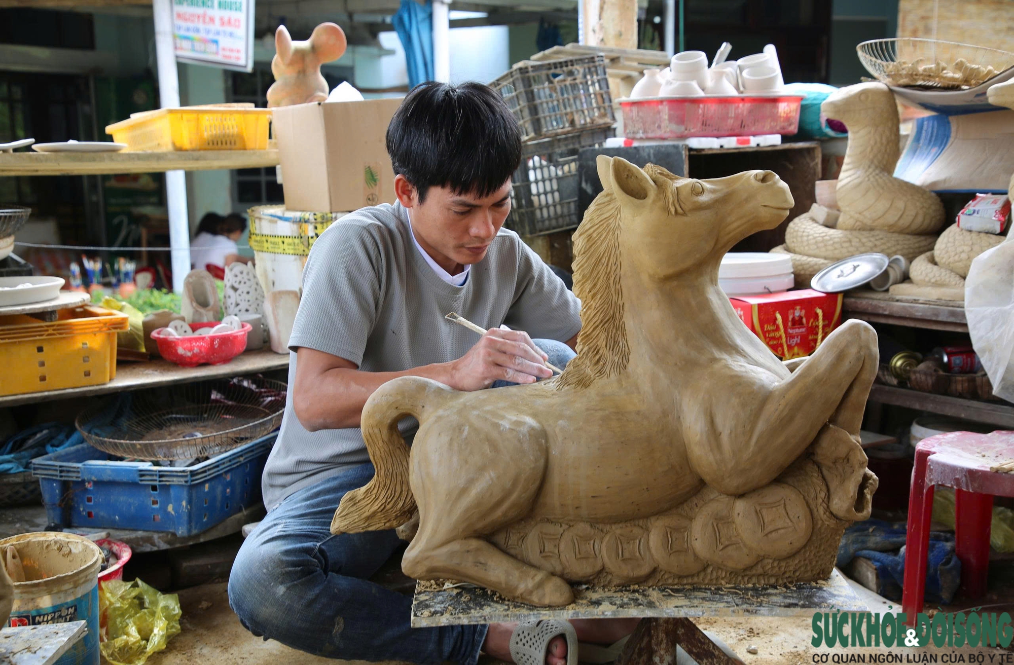 Làng gốm 500 năm tuổi tất bật vào mùa làm linh vật ngựa- Ảnh 4. Làng gốm 500 năm tuổi tất bật vào mùa làm linh vật ngựa- Ảnh 4.