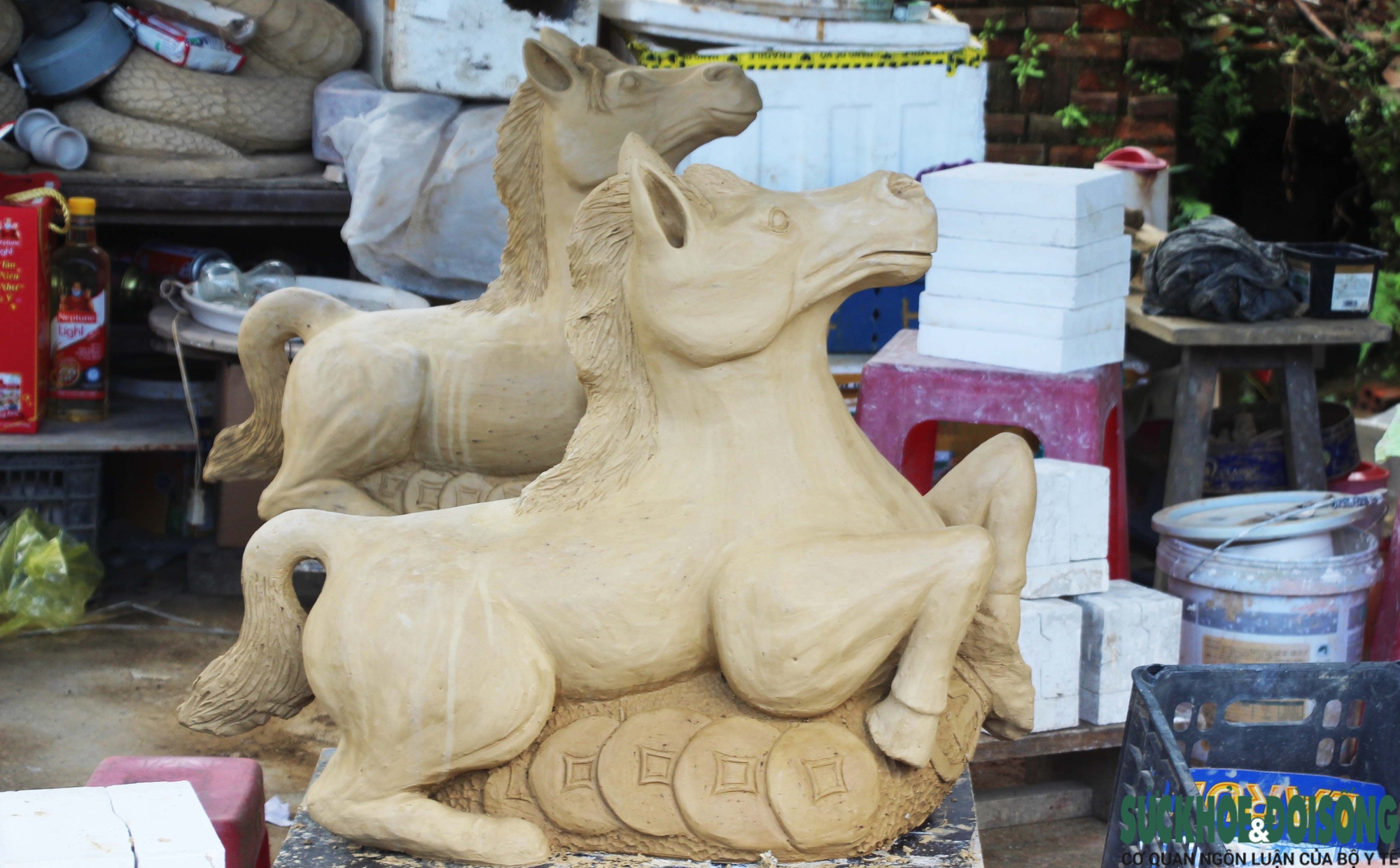 Làng gốm 500 năm tuổi tất bật vào mùa làm linh vật ngựa- Ảnh 5. Làng gốm 500 năm tuổi tất bật vào mùa làm linh vật ngựa- Ảnh 5.