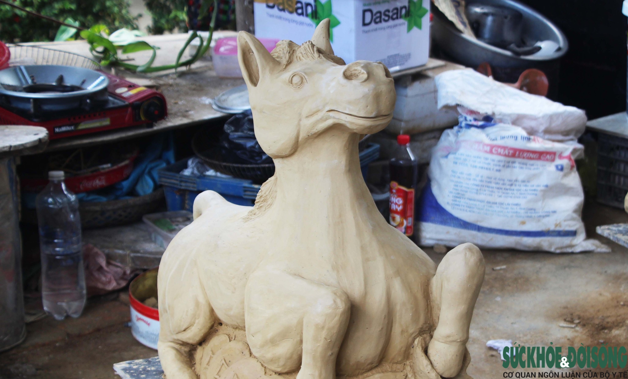 Làng gốm 500 năm tuổi tất bật vào mùa làm linh vật ngựa- Ảnh 7. Làng gốm 500 năm tuổi tất bật vào mùa làm linh vật ngựa- Ảnh 7.