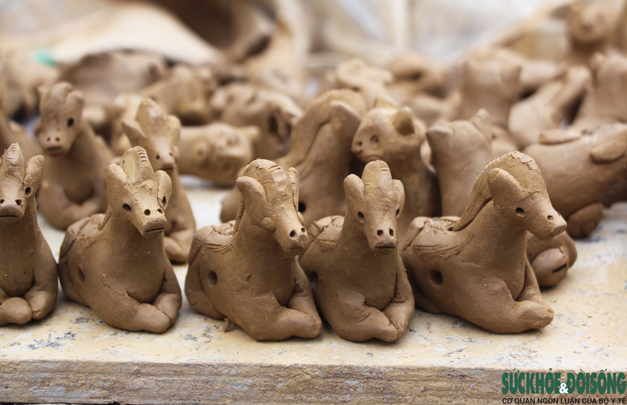 Làng gốm 500 năm tuổi tất bật vào mùa làm linh vật ngựa- Ảnh 9. Làng gốm 500 năm tuổi tất bật vào mùa làm linh vật ngựa- Ảnh 9.