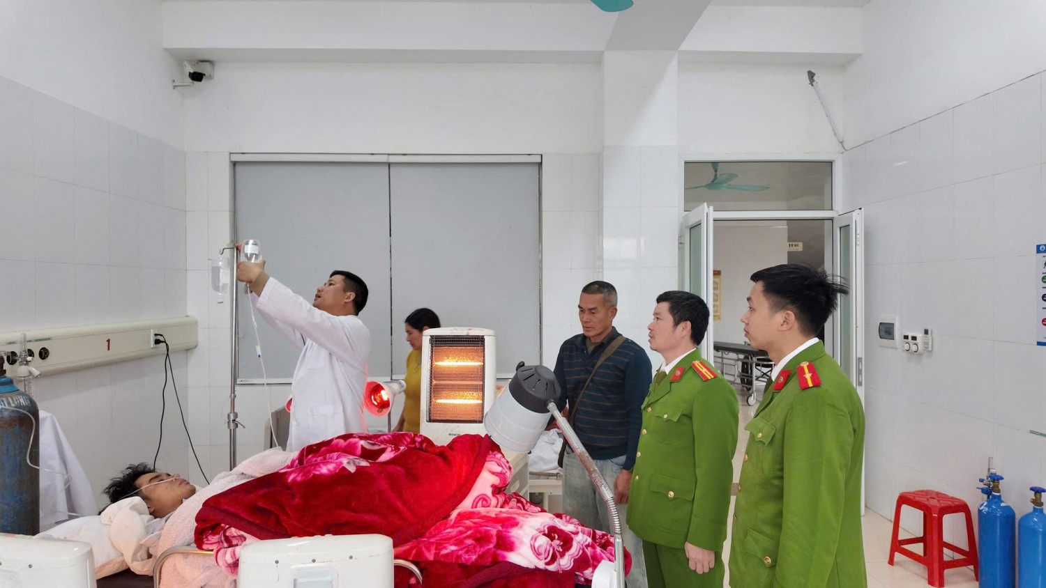 Nam thanh niên ngã xuống biển khi đi câu cá- Ảnh 1.