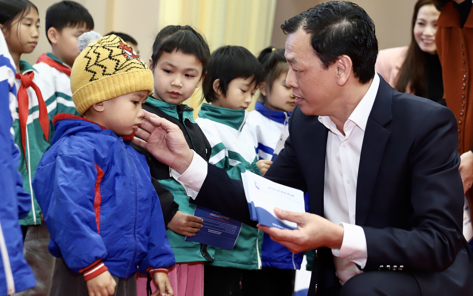 Đoàn công tác Bộ Y tế thăm, tặng quà cơ sở y tế và trẻ em có hoàn cảnh khó khăn ở Đắk Lắk- Ảnh 15. Đoàn công tác Bộ Y tế thăm, tặng quà các cơ sở y tế và trẻ em có hoàn cảnh khó khăn ở Tuyên Quang