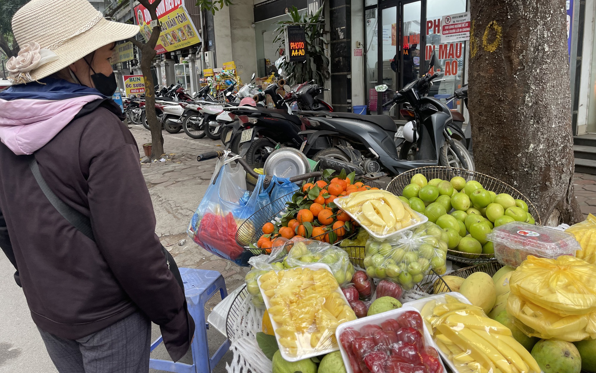 Shipper hối hả mưu sinh ngày giáp Tết- Ảnh 3. Những gánh hàng rong nặng trĩu nỗi lo mưu sinh những ngày giáp Tết