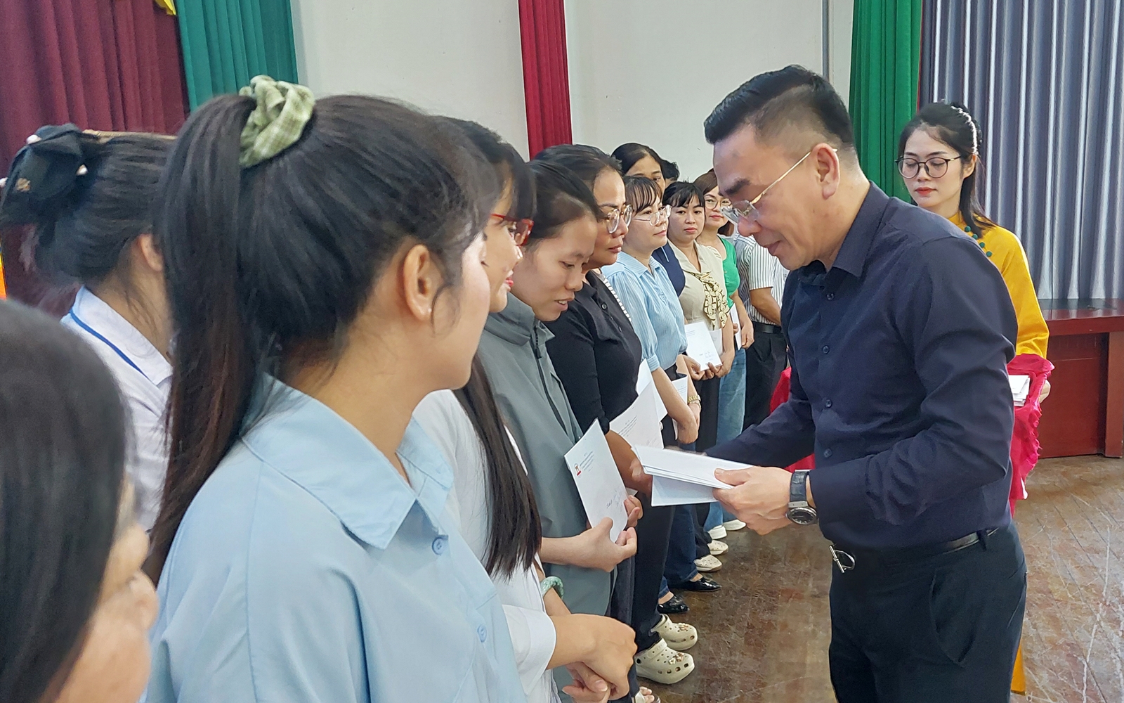 Công đoàn Y tế Việt Nam thăm, động viên cán bộ y tế làm việc trong môi trường đặc thù tại TPHCM và Đồng Nai