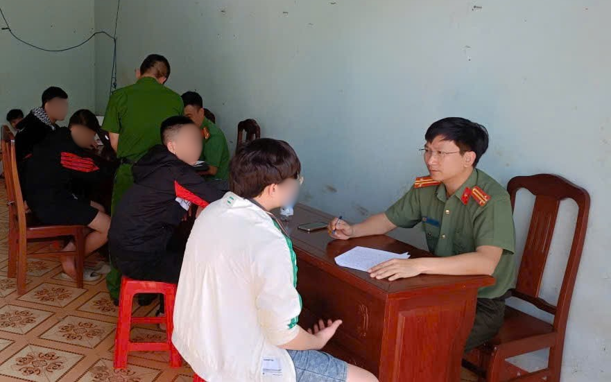 Công an Lâm Đồng tiếp nhận nhiều nạn nhân sập bẫy "việc nhẹ, lương cao" từ Campuchia