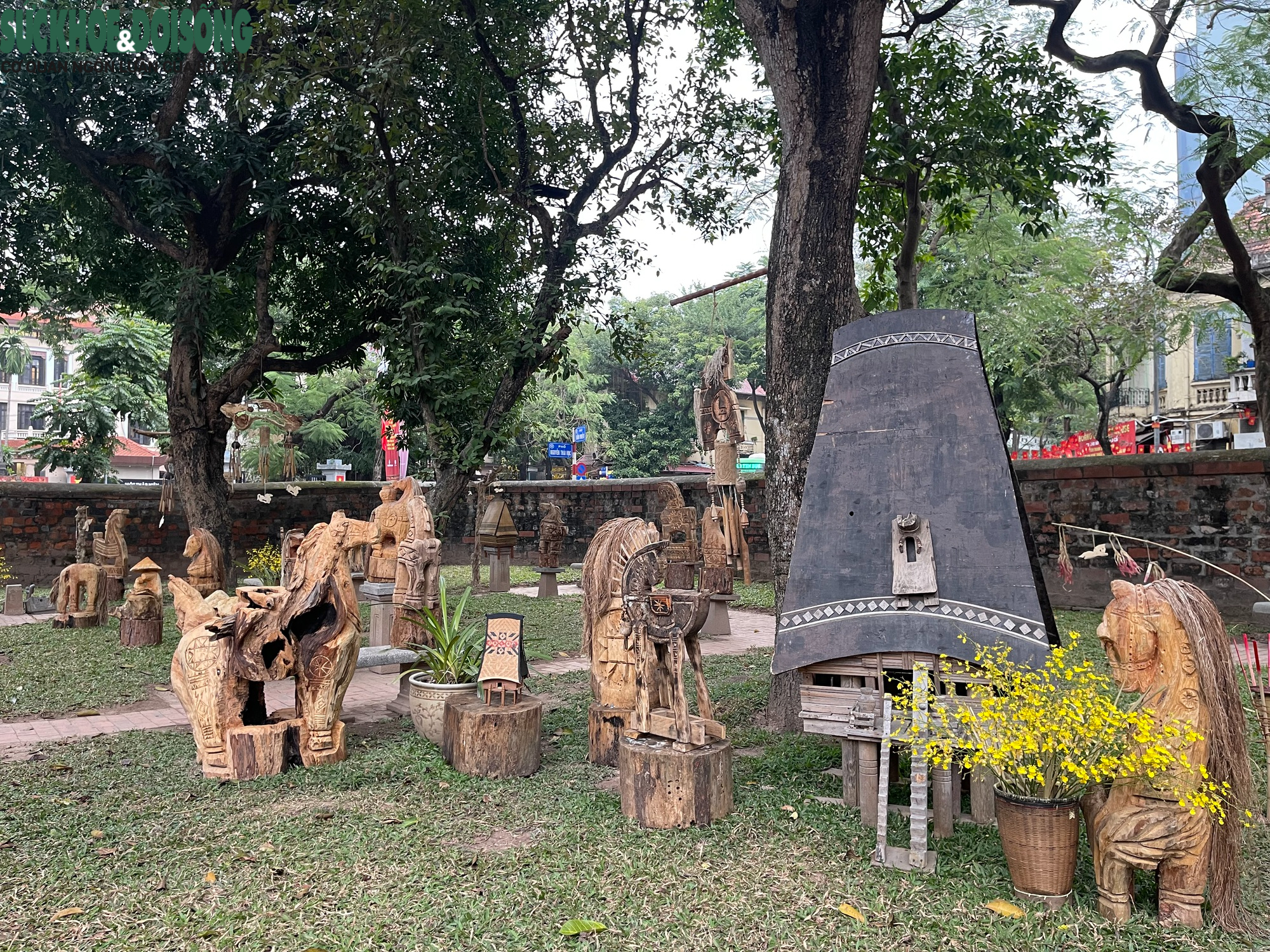 Cận cảnh bộ tượng ngựa độc bản Tây Nguyên chào Tết Bính Ngọ tại Hà Nội- Ảnh 1.