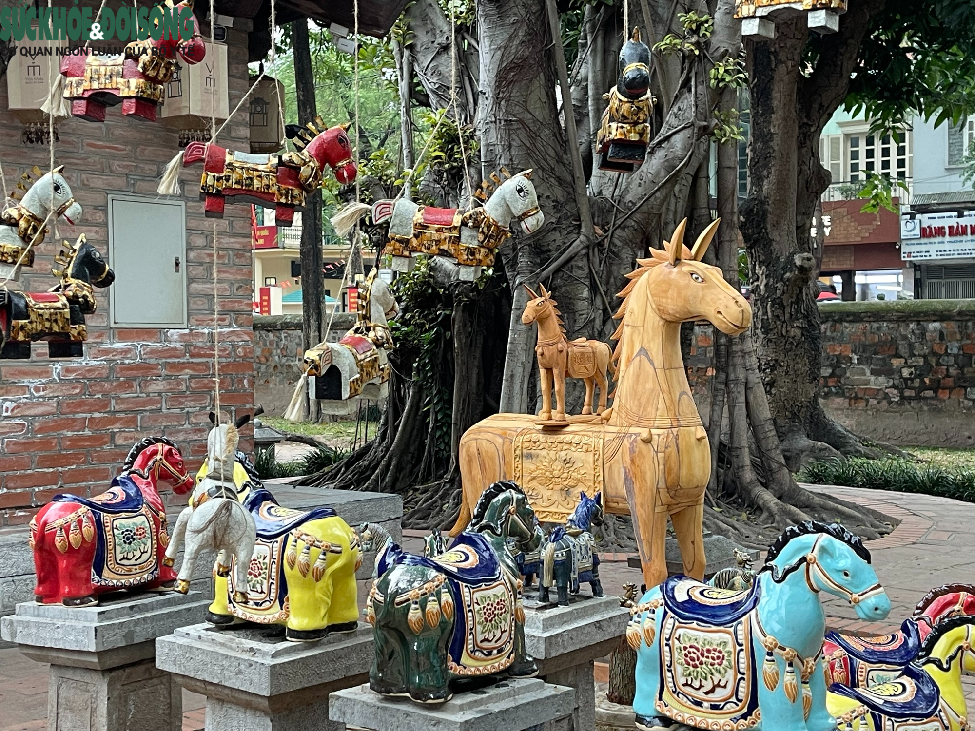 Cận cảnh bộ tượng ngựa độc bản Tây Nguyên chào Tết Bính Ngọ tại Hà Nội- Ảnh 3.