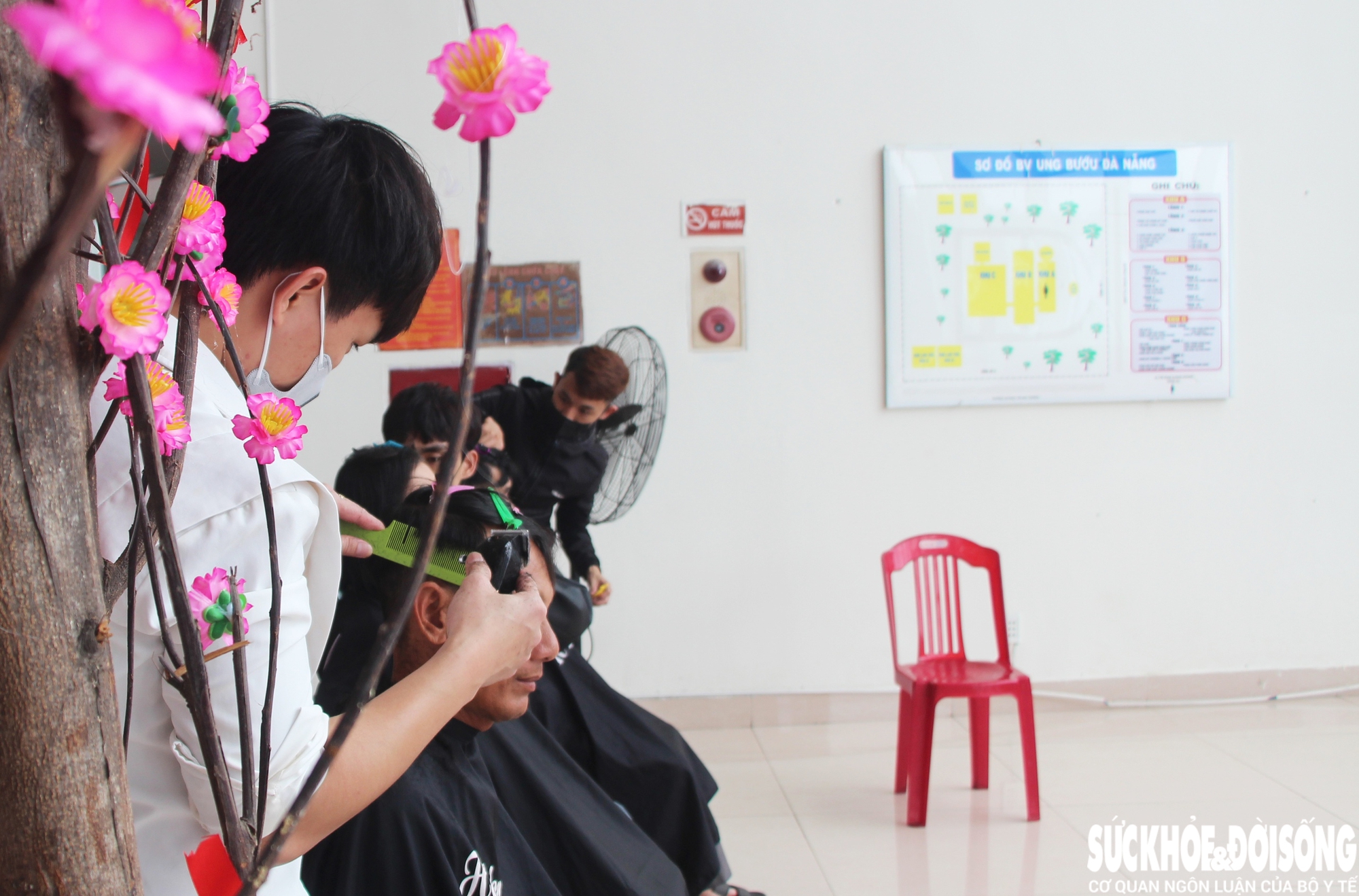 Mang sắc xuân đến với những bệnh nhân điều trị xuyên Tết- Ảnh 3.