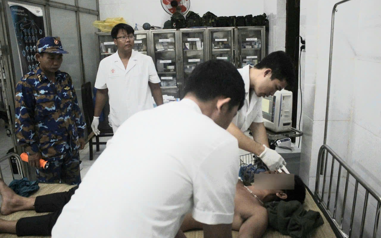 Quân y Trường Sa cứu ngư dân bị đột quỵ não trên biển- Ảnh 3. Xuyên đêm cấp cứu ngư dân bị giảm áp do lặn sâu 3 lần