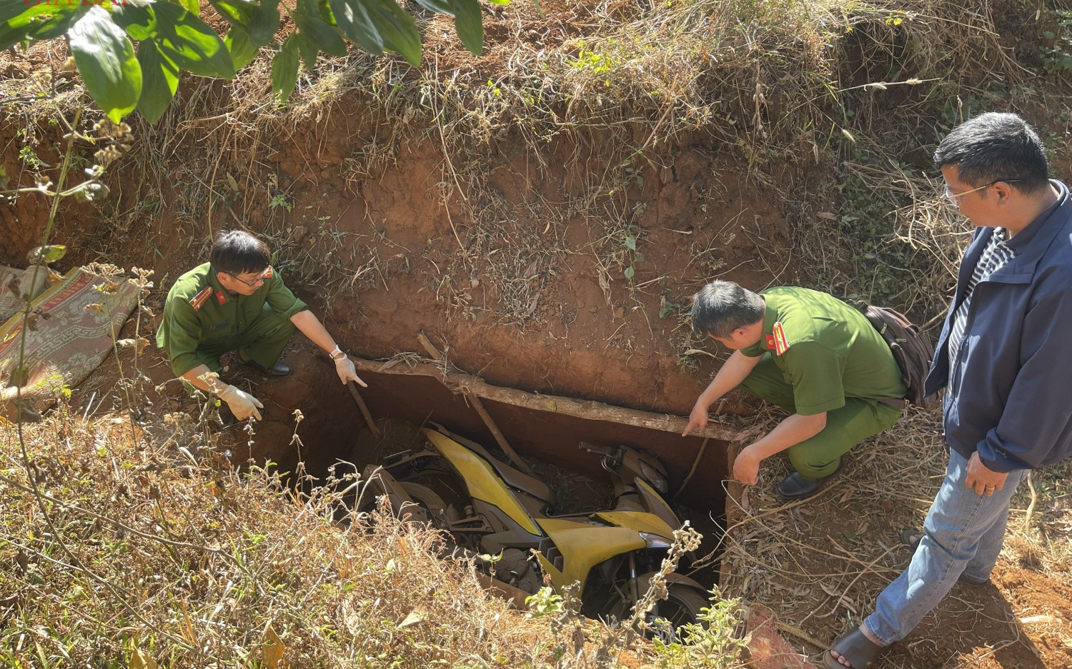 Đánh bạc thua hết tiền, hai đối tượng người nước ngoài đột nhập nhà dân trộm cắp tài sản trị giá 300 triệu- Ảnh 3.