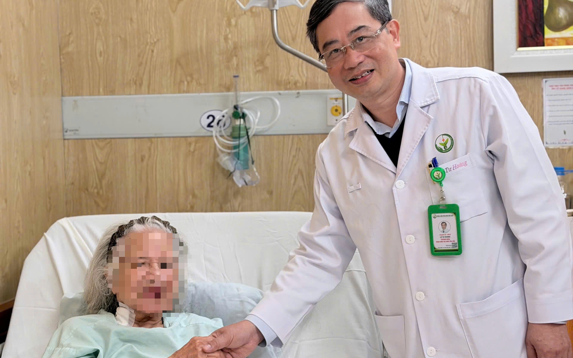 Ghim tất sắc nhọn mắc trong họng bé trai- Ảnh 1. Ghim tất sắc nhọn mắc trong họng bé trai- Ảnh 1.