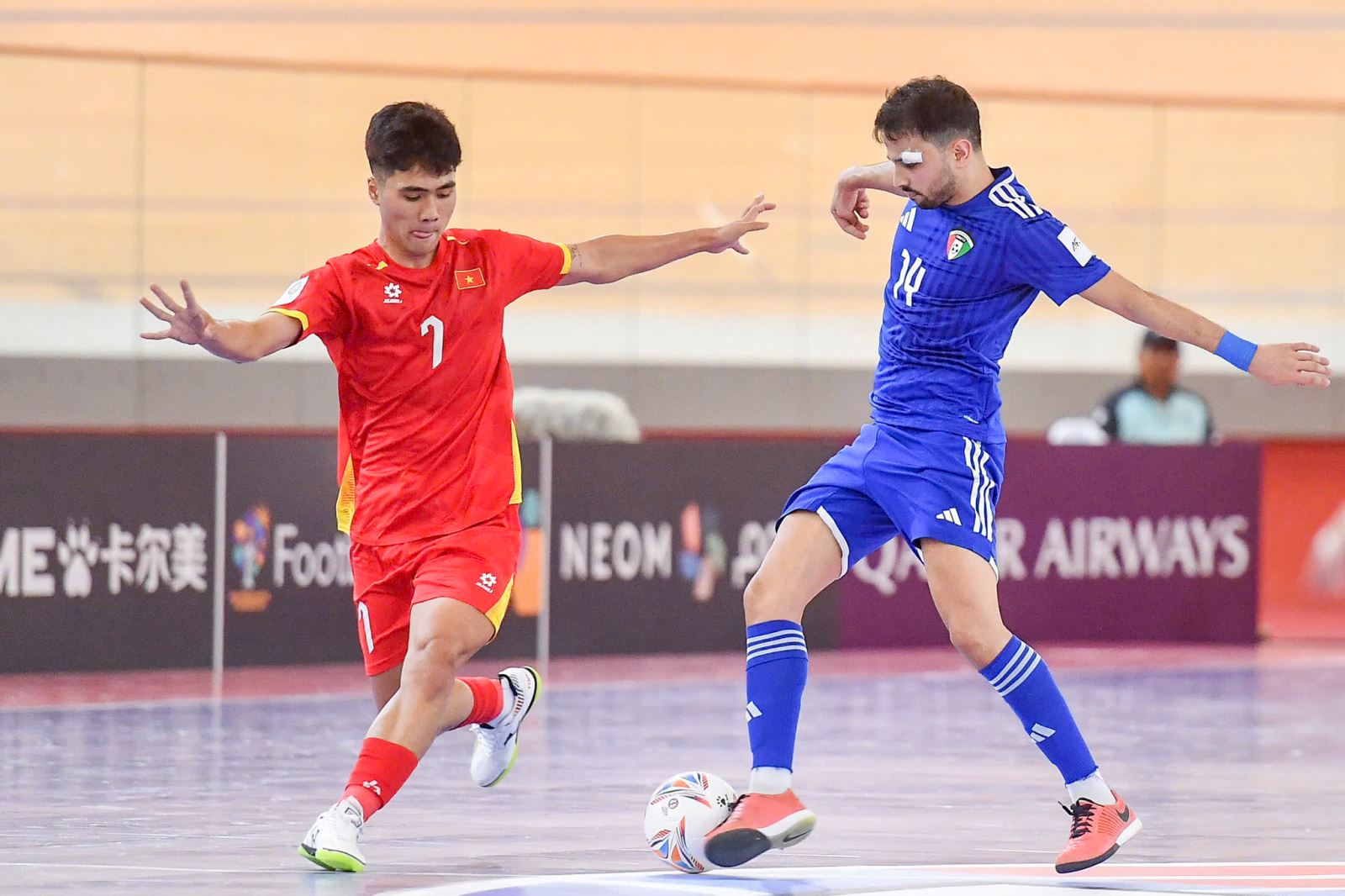 VCK Futsal châu Á 2026: Rượt đuổi mãn nhãn, Việt Nam hạ Kuwait 5-4 ngày ra quân- Ảnh 1.