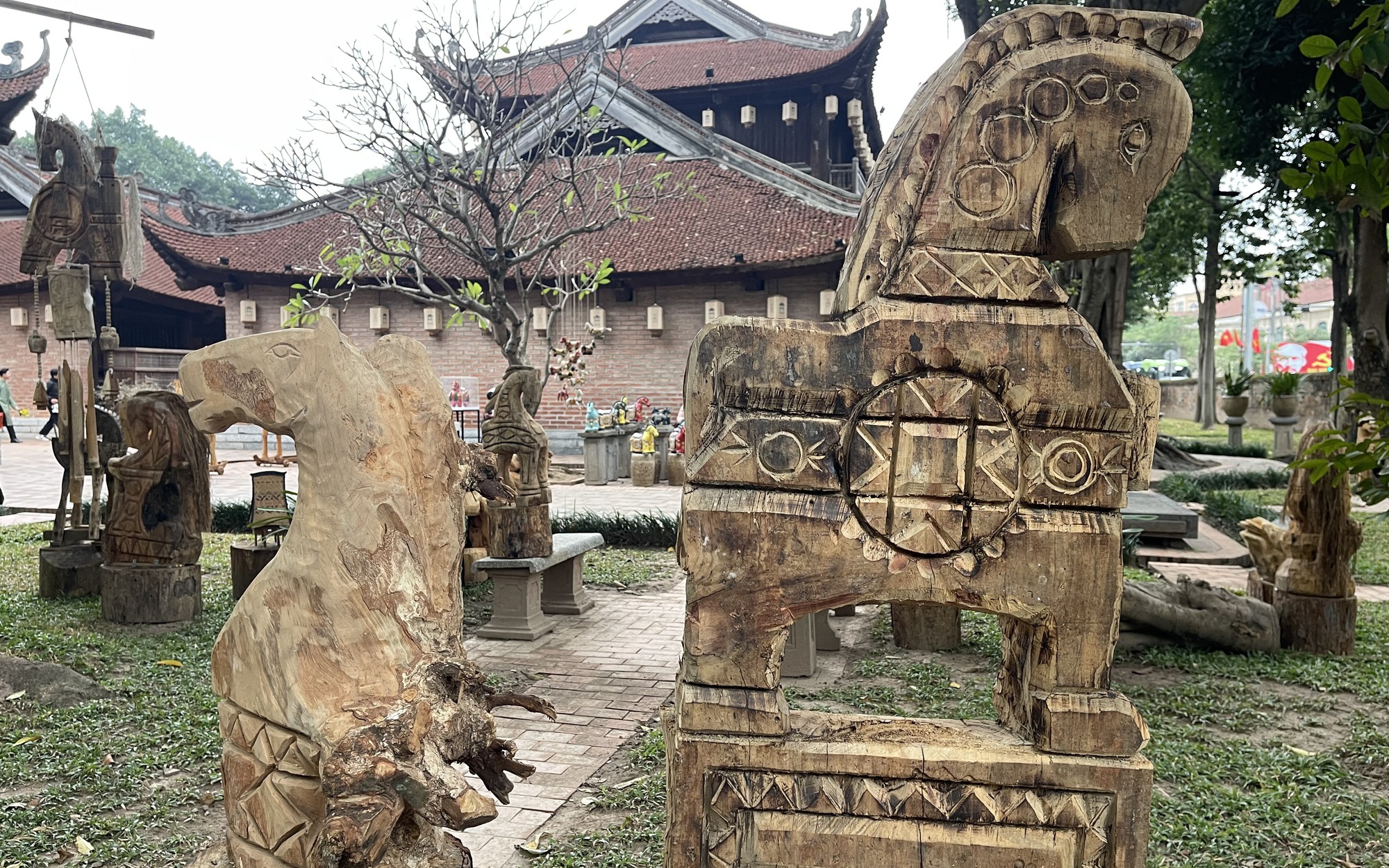 Cận cảnh bộ tượng ngựa độc bản Tây Nguyên chào Tết Bính Ngọ tại Hà Nội