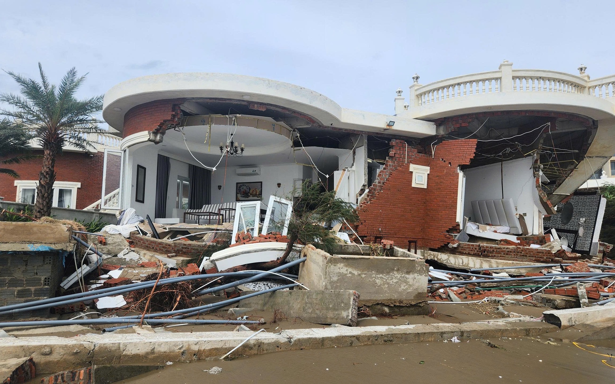 Hàng loạt villa ở Hà Tĩnh đổ sập sau bão, tỉnh yêu cầu khắc phục khẩn cấp- Ảnh 2. Nguyên nhân loạt villa ở Hà Tĩnh đổ sập sau bão số 10