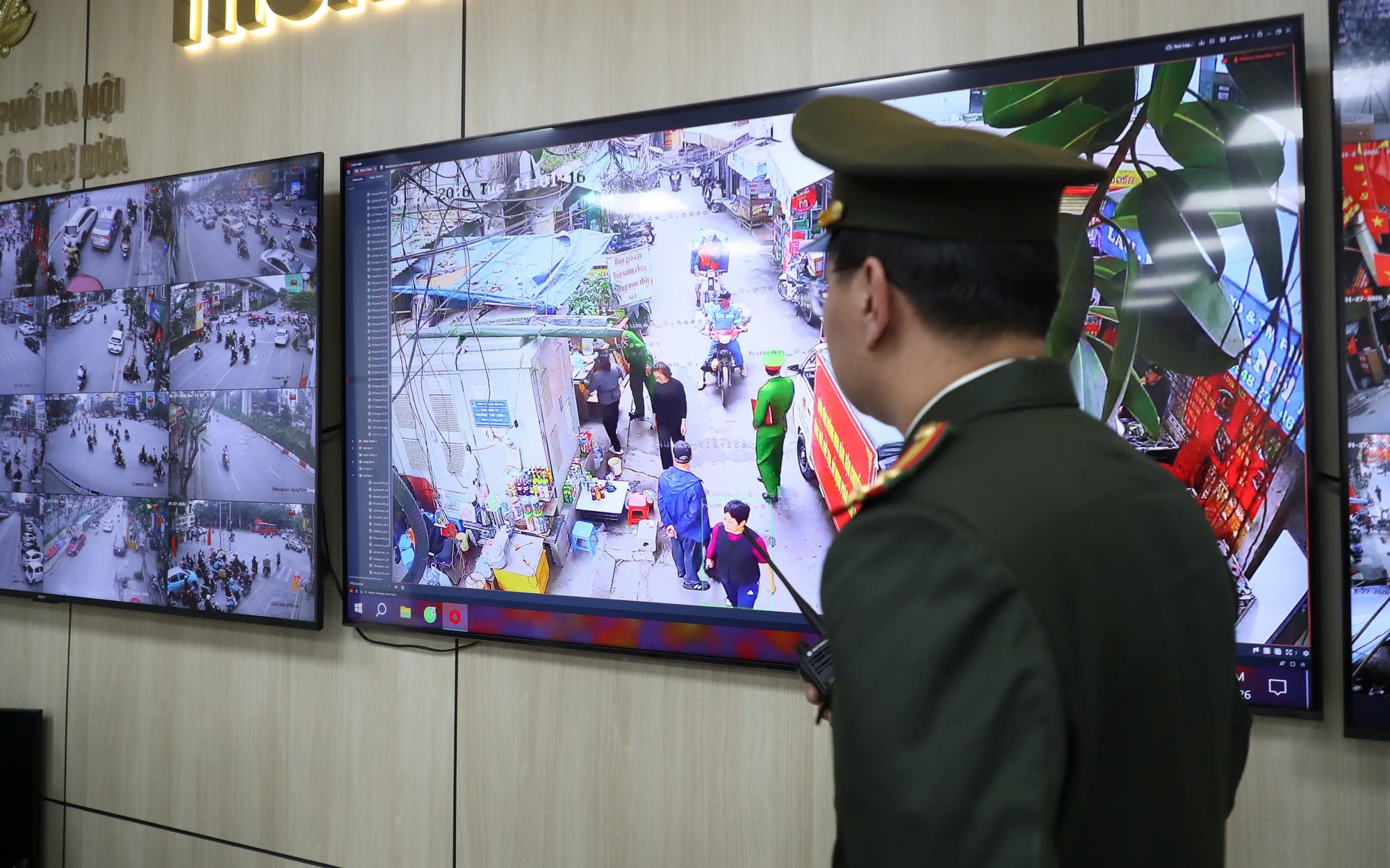 Sau khi Công an nhắc nhở, hàng quán tiếp tục bày bán trên vỉa hè ở phường Hoàng Liệt- Ảnh 1.