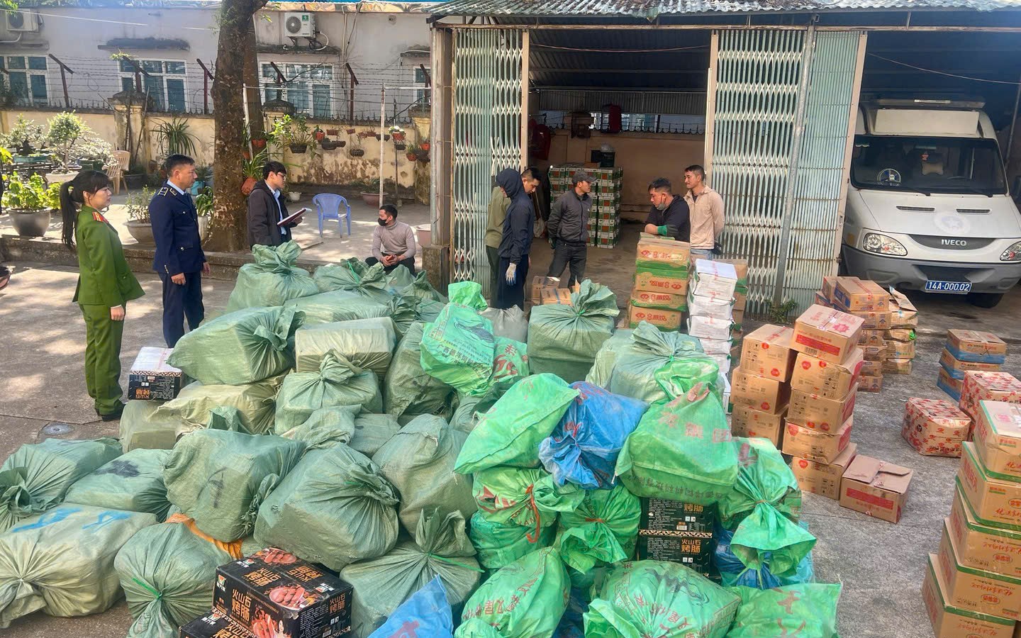 Tạm giữ tàu cá chở khoảng 10.000 lít dầu trên biển không rõ nguồn gốc 
- Ảnh 2.