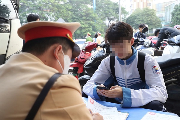 Hà Nội: Xử lý gần 1.700 học sinh vi phạm giao thông trong tháng đầu năm 2026- Ảnh 1.