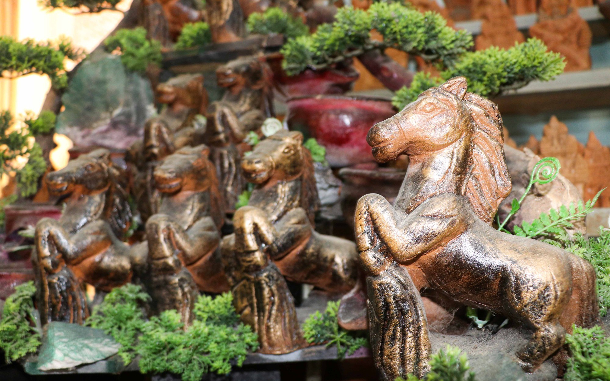 Độc đáo những linh vật ngựa đất nung chuẩn bị đón Tết Bính Ngọ 2026