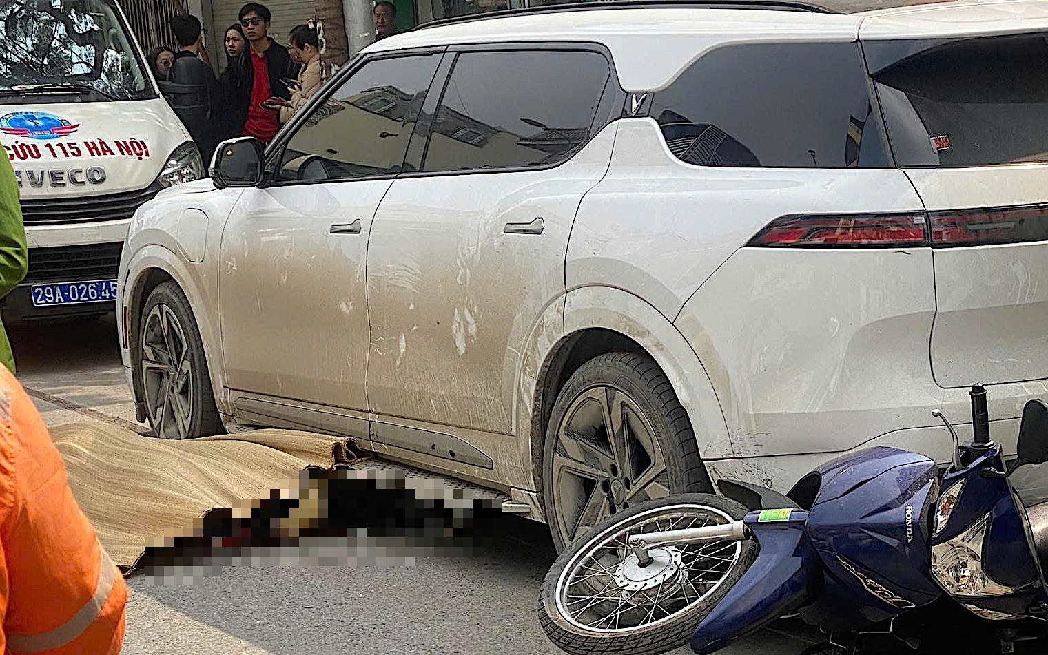 Hà Nội: Tai nạn liên hoàn trên phố Lê Trọng Tấn, nhiều người bị thương- Ảnh 1. Hà Nội: Tai nạn liên hoàn trên phố Lê Trọng Tấn, nhiều người bị thương- Ảnh 1.