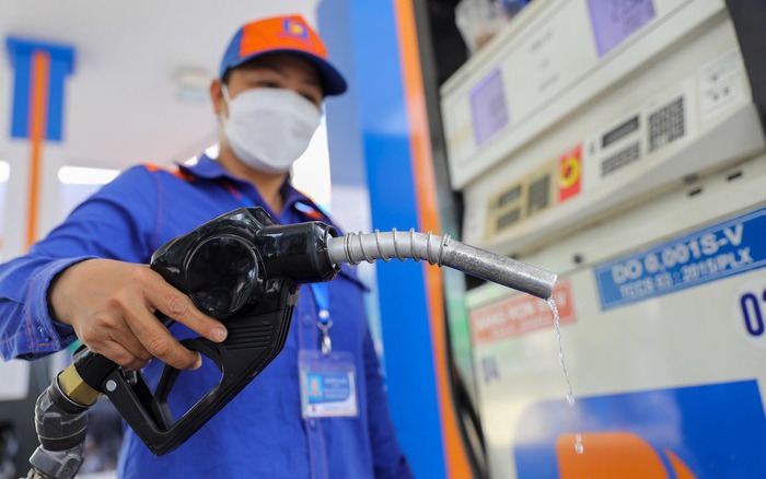 Có hiện hiện tượng bán cầm chừng dầu diesel, Bộ Công thương ra văn bản chấn chỉnh- Ảnh 2. Giá xăng dầu bật tăng trở lại, RON95 lên 18.173 đồng/lít