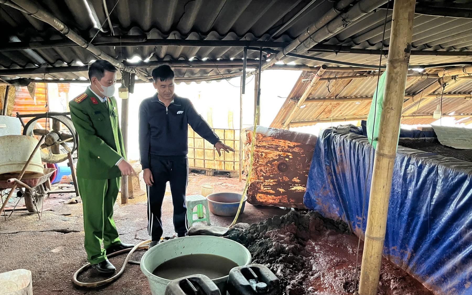 Gần 450 tấn chất thải bị chôn lấp trái phép ven sông Hòa Xuân- Ảnh 3.