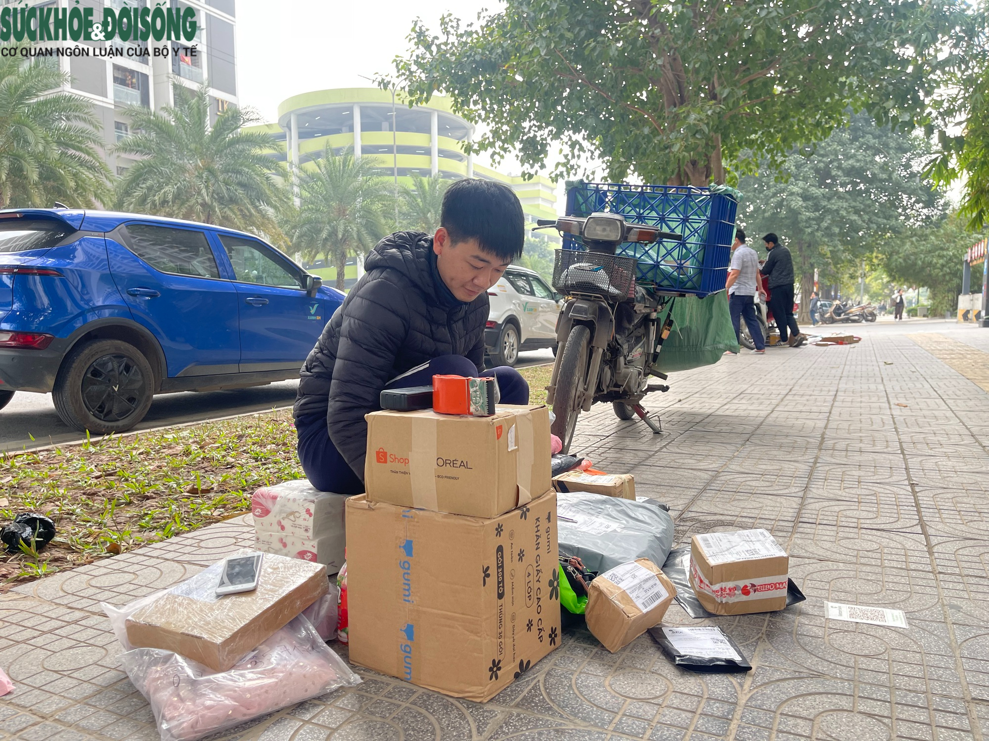 Shipper hối hả mưu sinh ngày giáp Tết- Ảnh 1. Shipper hối hả mưu sinh ngày giáp Tết- Ảnh 1.