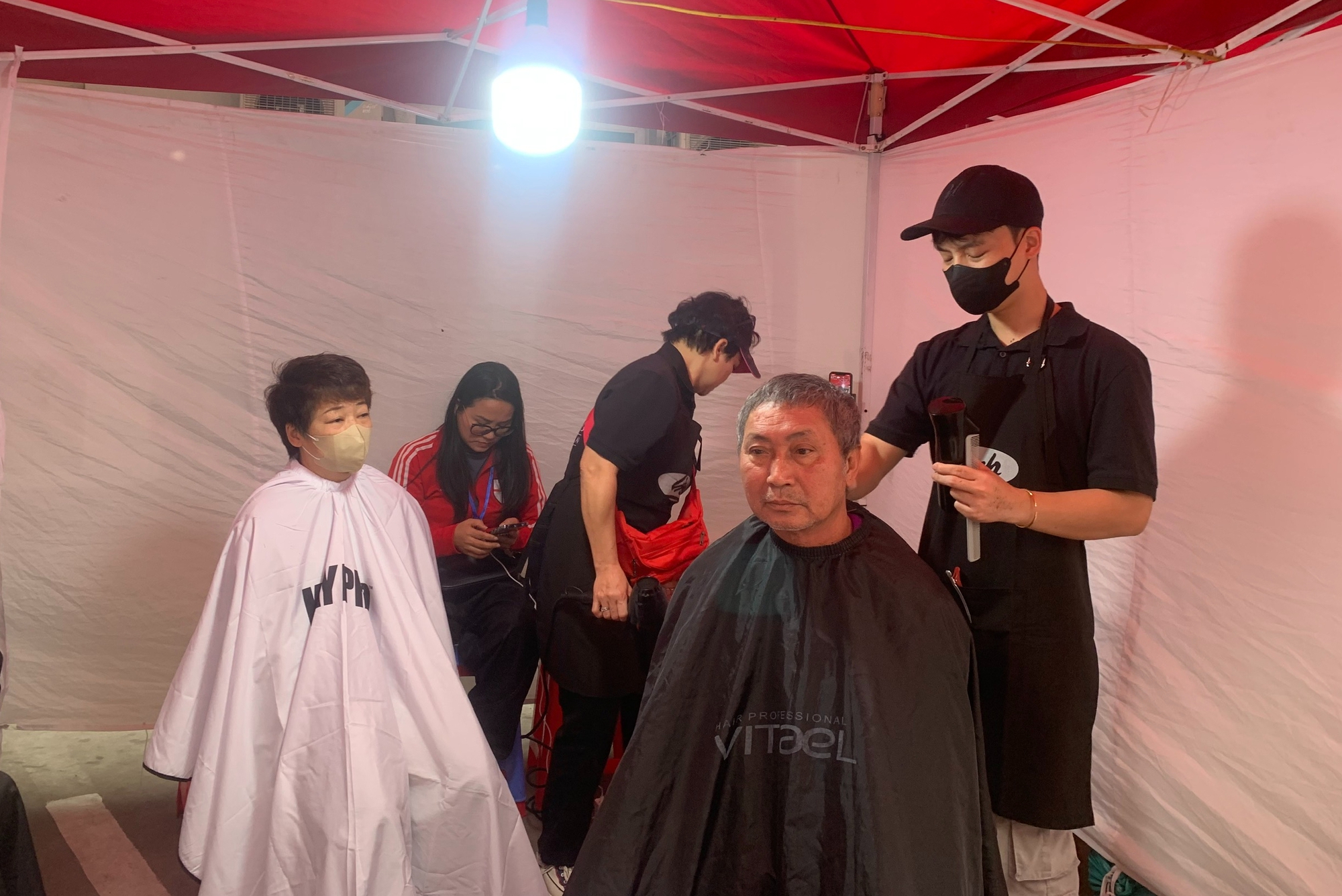 Ấm áp 'phiên chợ Tết 0 đồng' cho bệnh nhân nghèo tại BV Nội tiết Trung ương- Ảnh 6.