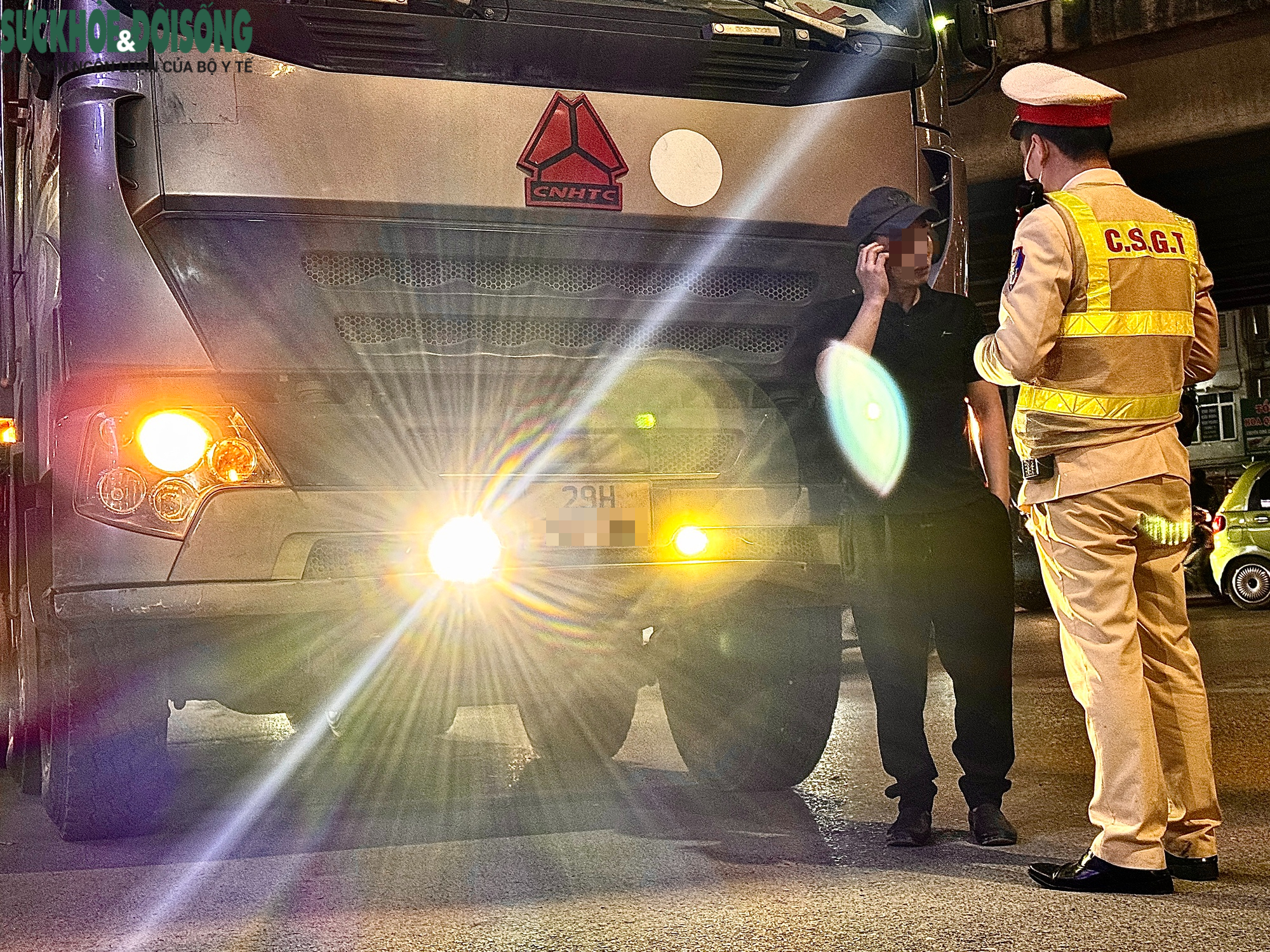 Đứng trước xe tự tay mình lắp thêm đèn chiếu sáng, tài xế thừa nhận 'có chói'- Ảnh 4.