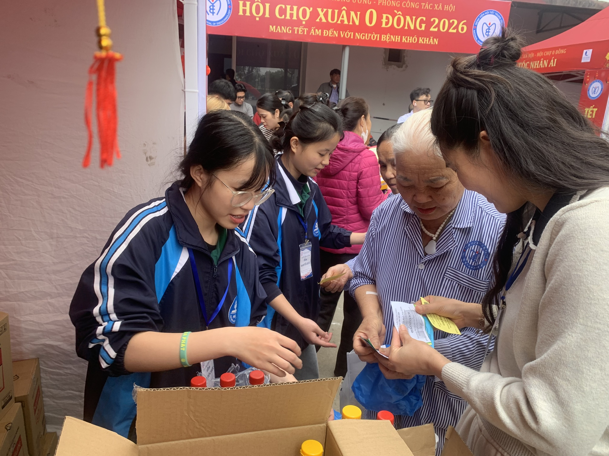 Ấm áp 'phiên chợ Tết 0 đồng' cho bệnh nhân nghèo tại BV Nội tiết Trung ương- Ảnh 4.