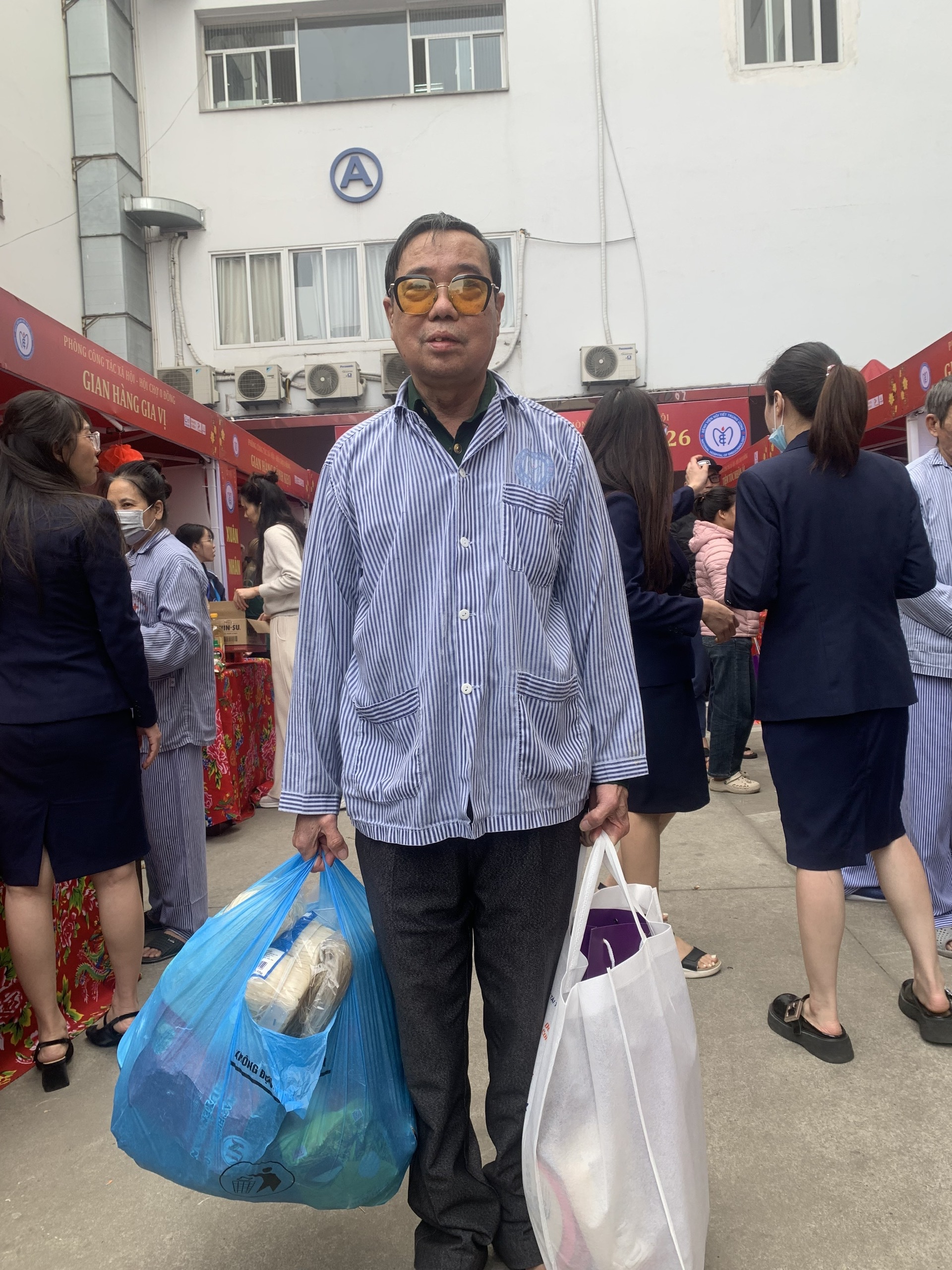 Ấm áp 'phiên chợ Tết 0 đồng' cho bệnh nhân nghèo tại BV Nội tiết Trung ương- Ảnh 5.