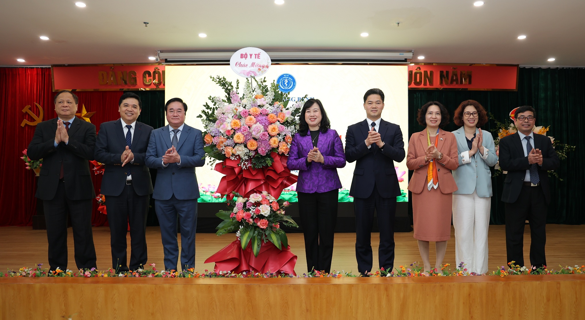 Tiếp tục đẩy mạnh xây dựng, hoàn thiện thể chế về lĩnh vực phòng bệnh, kiên quyết không để dịch bệnh lây lan- Ảnh 2.