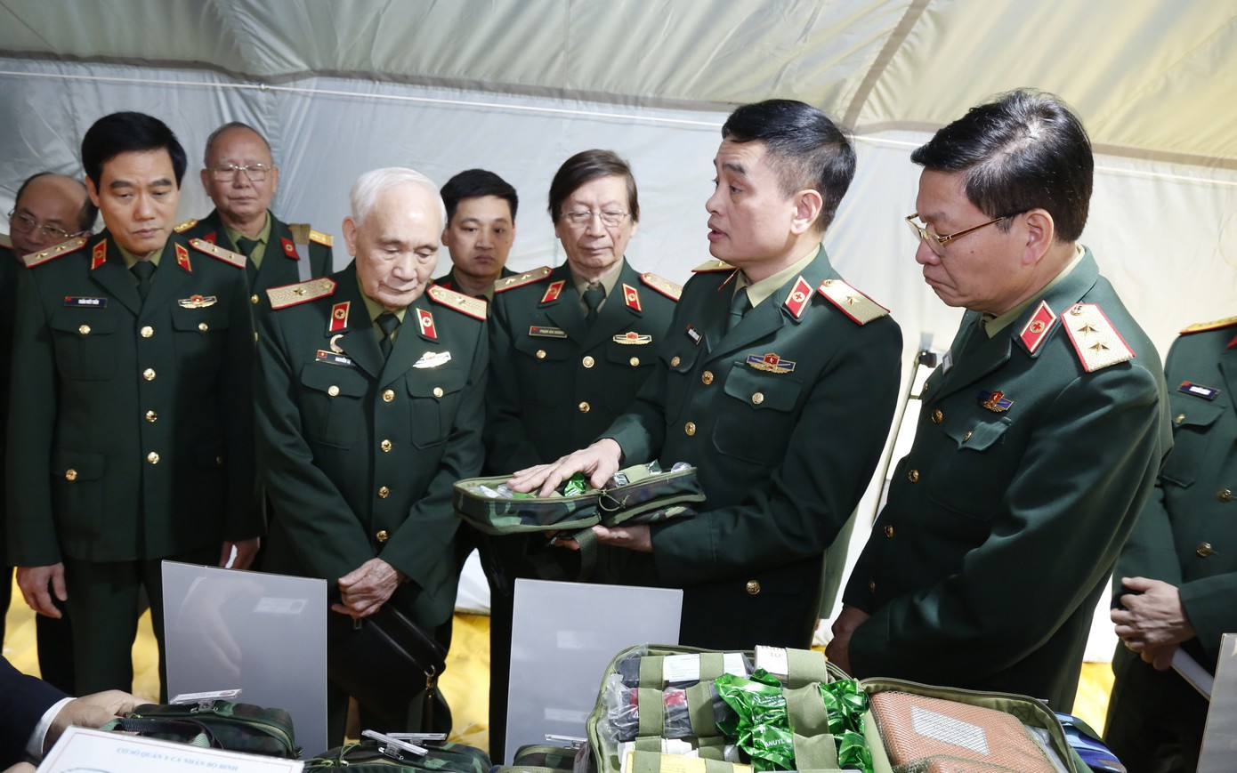 Ở bất kỳ cương vị nào, các thế hệ thầy thuốc, thầy giáo quân y luôn tận tụy phục vụ bộ đội và nhân dân- Ảnh 6. Lực lượng Quân y luôn hết lòng vì người bệnh, thực hiện đúng lời dạy "Lương y như từ mẫu"