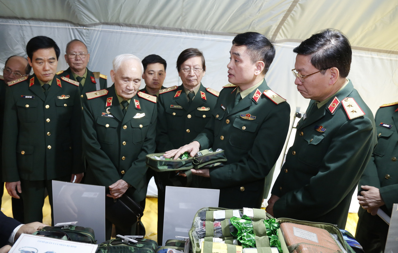 Lực lượng Quân y luôn hết lòng vì người bệnh, thực hiện đúng lời dạy 'Lương y như từ mẫu'
- Ảnh 1. Lực lượng Quân y luôn hết lòng vì người bệnh, thực hiện đúng lời dạy 'Lương y như từ mẫu'
- Ảnh 1.