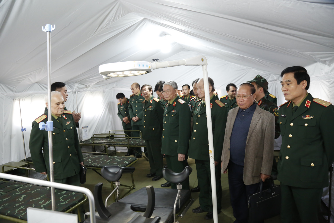 Lực lượng Quân y luôn hết lòng vì người bệnh, thực hiện đúng lời dạy 'Lương y như từ mẫu'
- Ảnh 2. Lực lượng Quân y luôn hết lòng vì người bệnh, thực hiện đúng lời dạy 'Lương y như từ mẫu'
- Ảnh 2.