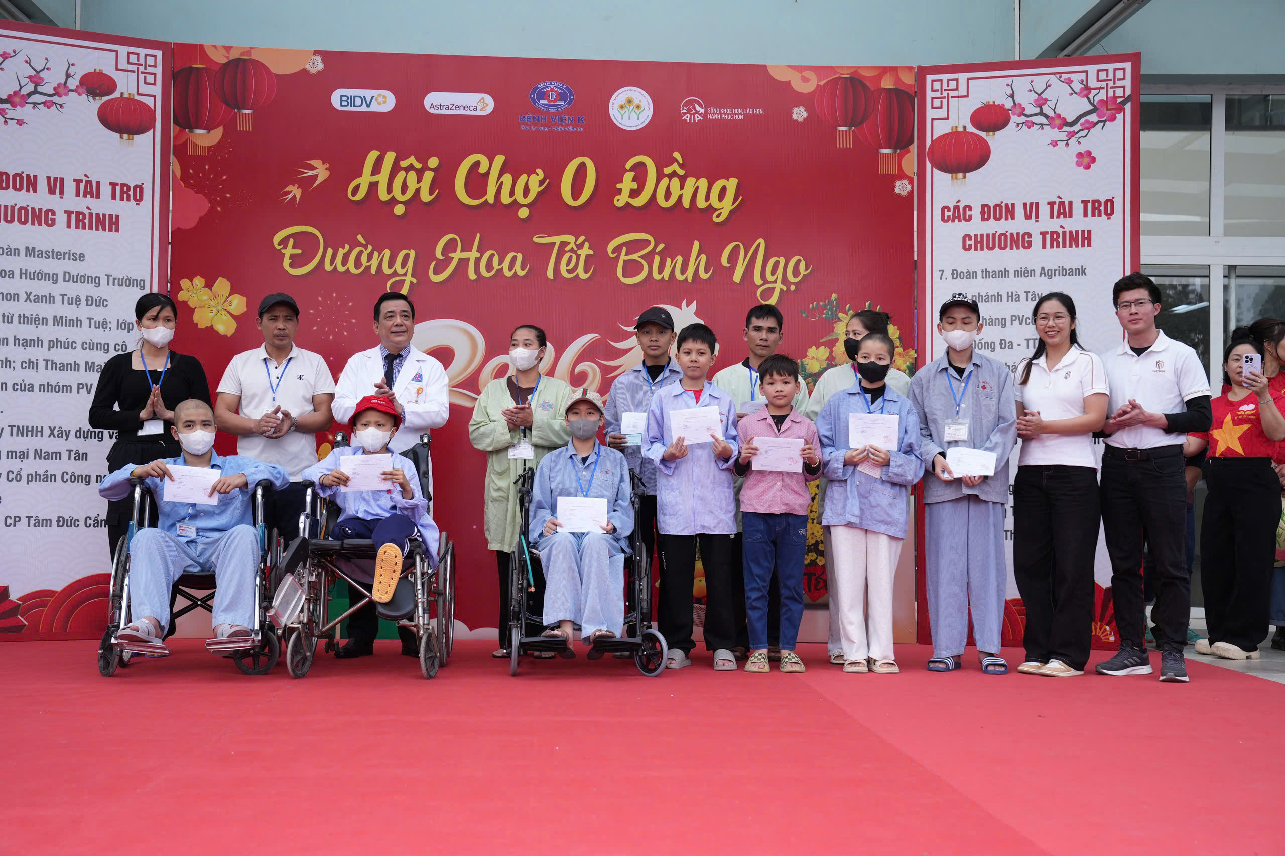 Người bệnh ở Bệnh viện K được 'tiếp sức' hơn 3.000 phần quà tại 'Hội chợ 0 đồng' - Ảnh 1.