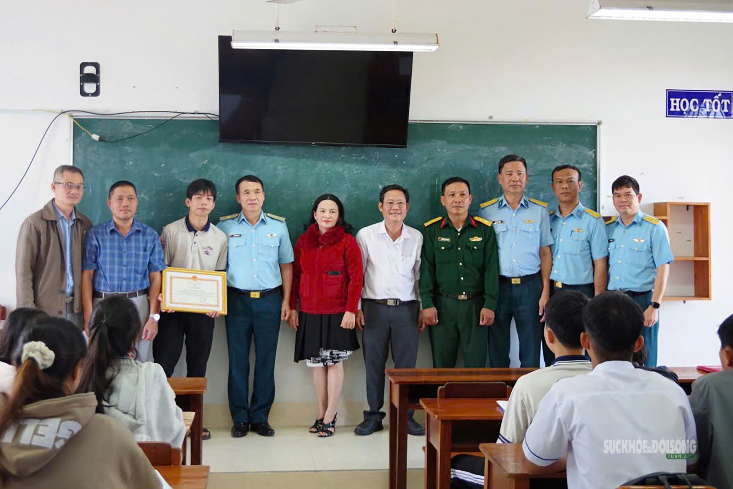 Khen thưởng học sinh lớp 11 vì hành động cứu nạn- Ảnh 1.