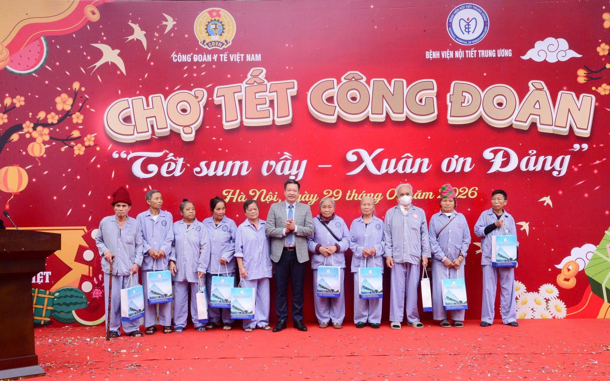 "Nghĩa tình Dòng Lam" huy động hơn 172 tỷ đồng chăm lo Tết cho người nghèo xứ Nghệ- Ảnh 4. "Nghĩa tình Dòng Lam" huy động hơn 172 tỷ đồng chăm lo Tết cho người nghèo xứ Nghệ- Ảnh 4.