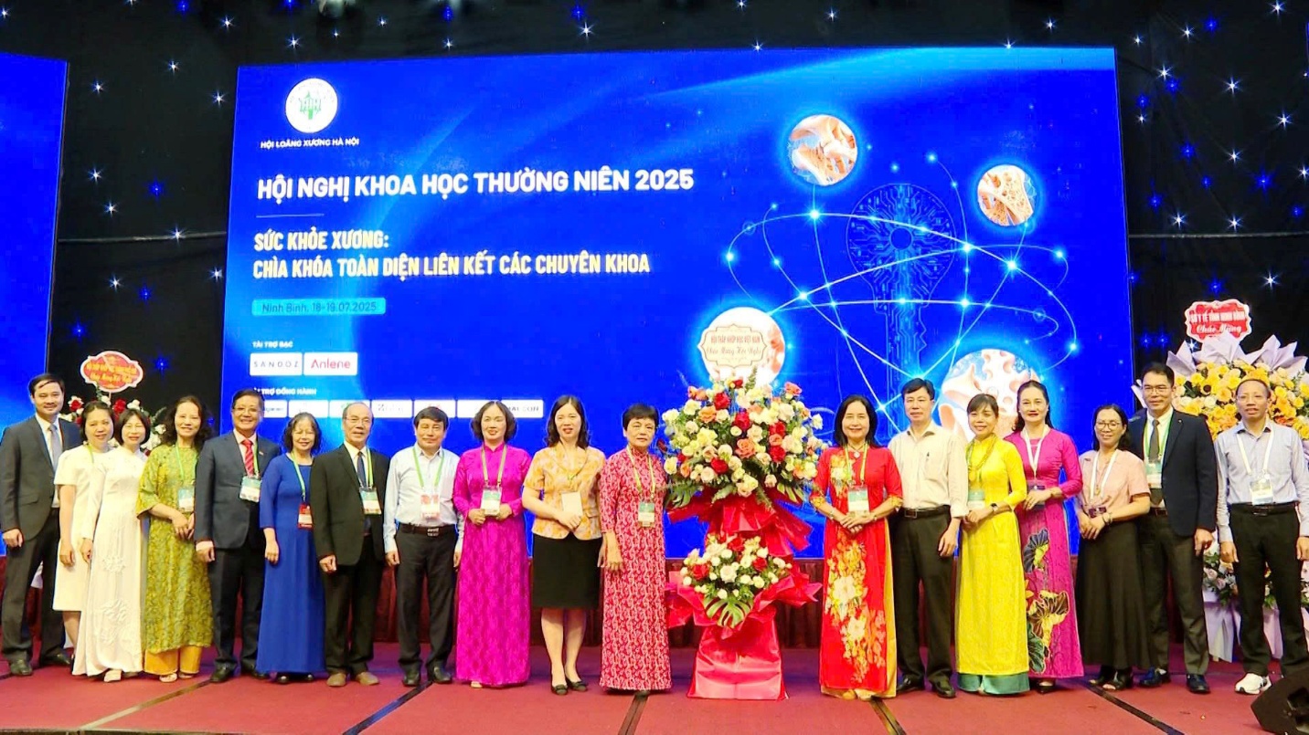 Phòng ngừa sớm bằng dinh dưỡng, đẩy lùi nguy cơ loãng xương- Ảnh 1. Phòng ngừa sớm bằng dinh dưỡng, đẩy lùi nguy cơ loãng xương- Ảnh 1.