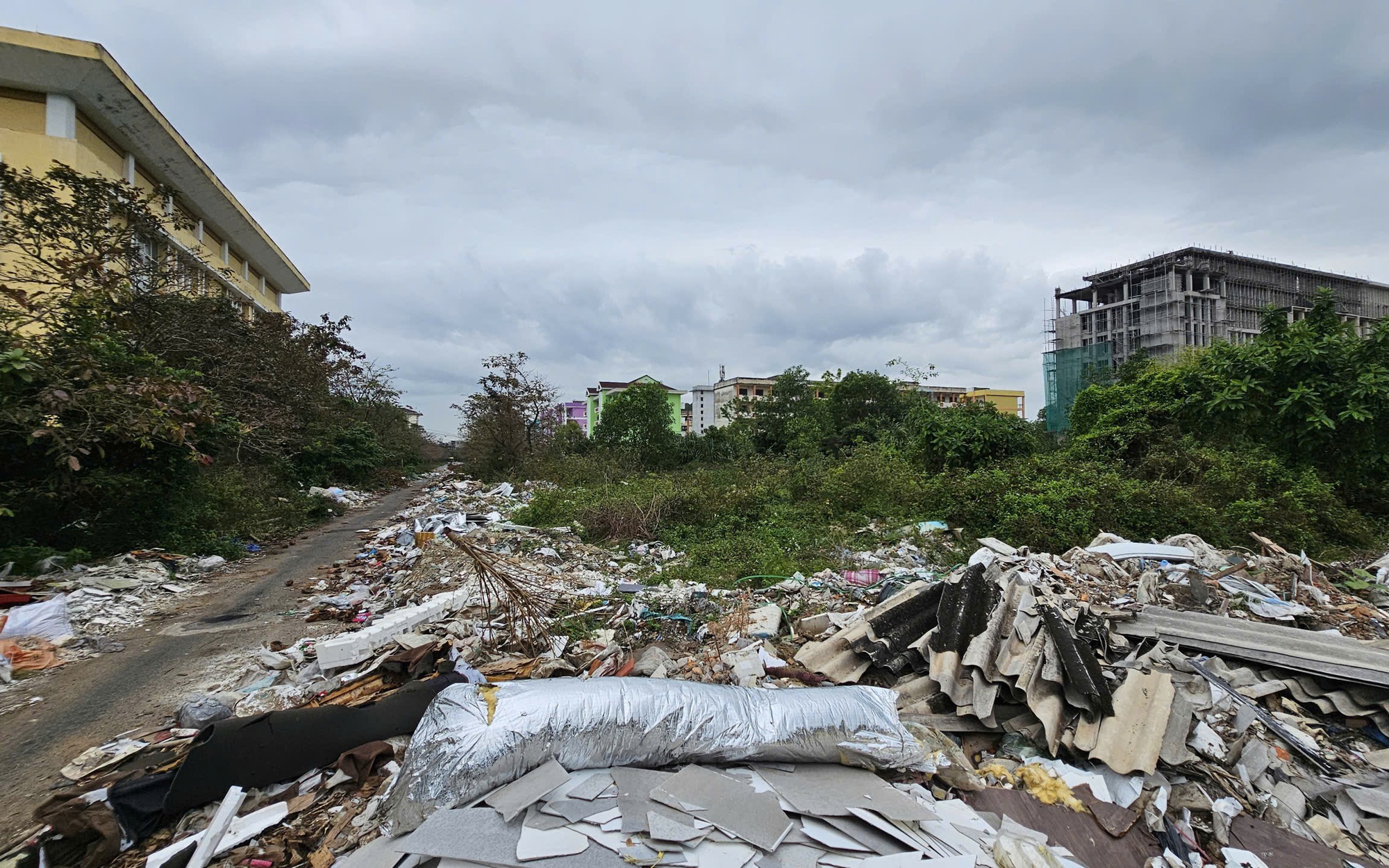 Bao giờ chấm dứt cảnh rác thải bủa vây khu quy hoạch ở Huế?